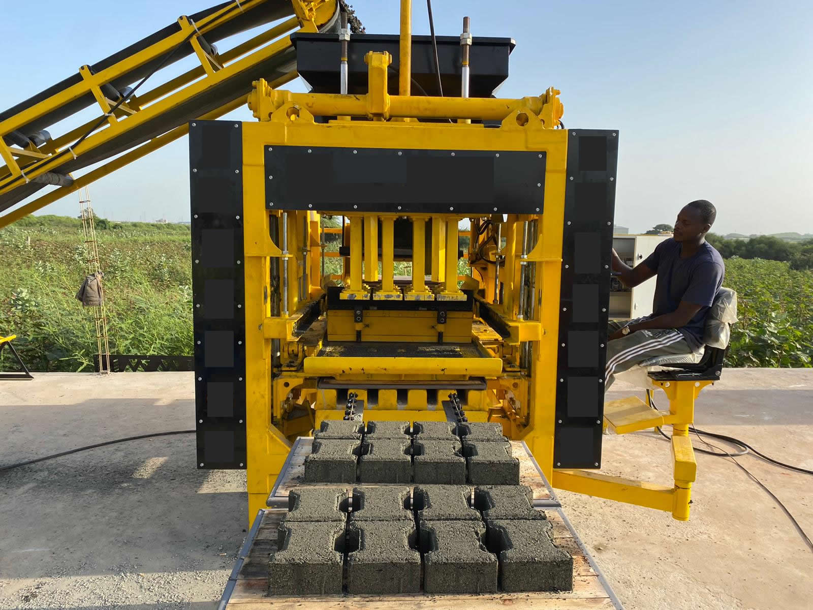 Machine a parpaing semi-automatique OTT 4.1 SA