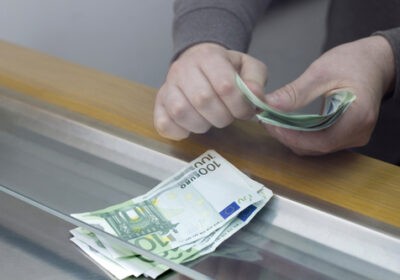 167-la-banque-postale-durcit-les-modalites-de-depot-despeces-au-guichet