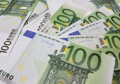 100-euro-bills